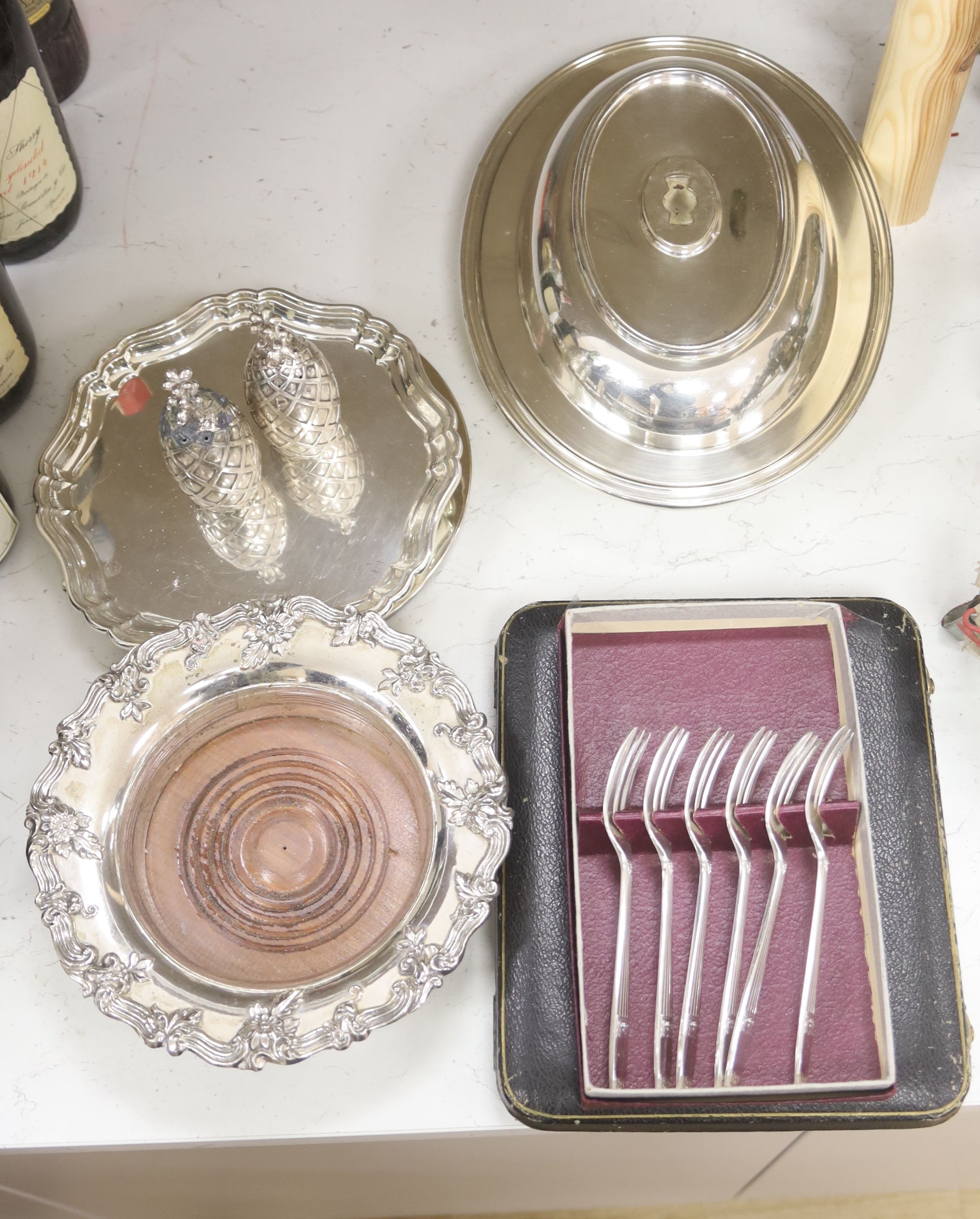 A quantity of plated items including cased dessert bowl and servers, cafe au lait pair and cased items, coasters, wine coaster and pair of condiments